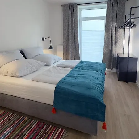 Family & Friends In Apartament