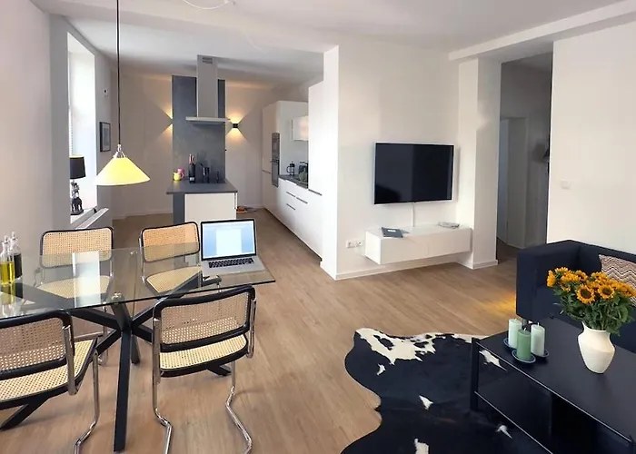 Family&friends In Apartment *